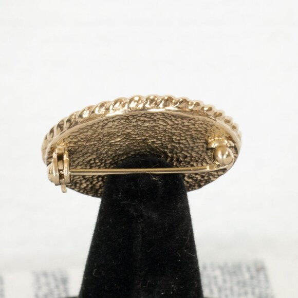 CHANEL WHITE WITH ROPE EDGE BLACK CC BUTTON BROOCHE 2008 COLLECTION - Picture 4 of 8